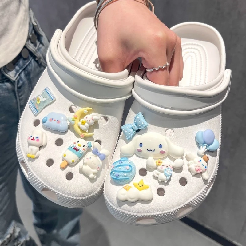 Mesuca Cinnamoroll Big Ear Dog Moon Cloud DIY Ciondoli per Scarpe con Foro Accessori di Qualità Designer Decorazione per Scarpe da Giardino Regali per Ragazze
