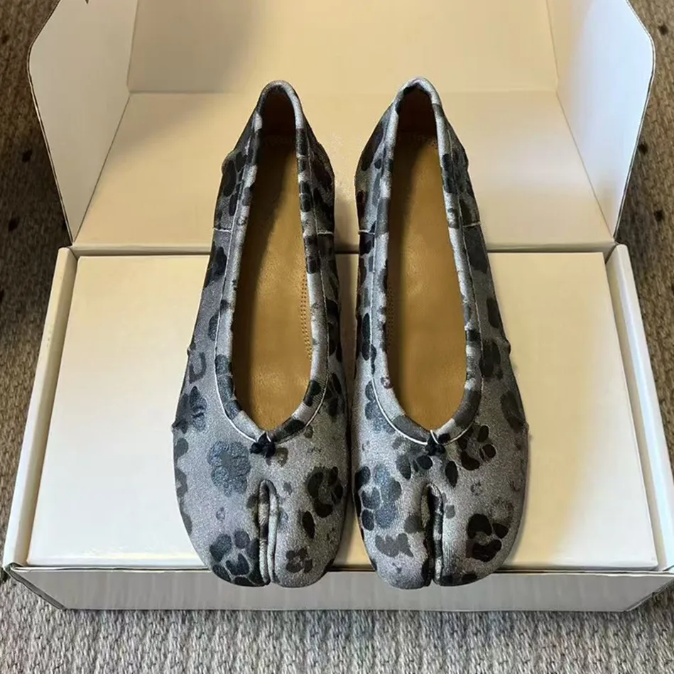 High Quality Niche Genuine Leather French Retro  Folded Split Toe Shoes for Women Soft Flat Ballet Pig Hoof Large Shoes 41 42
