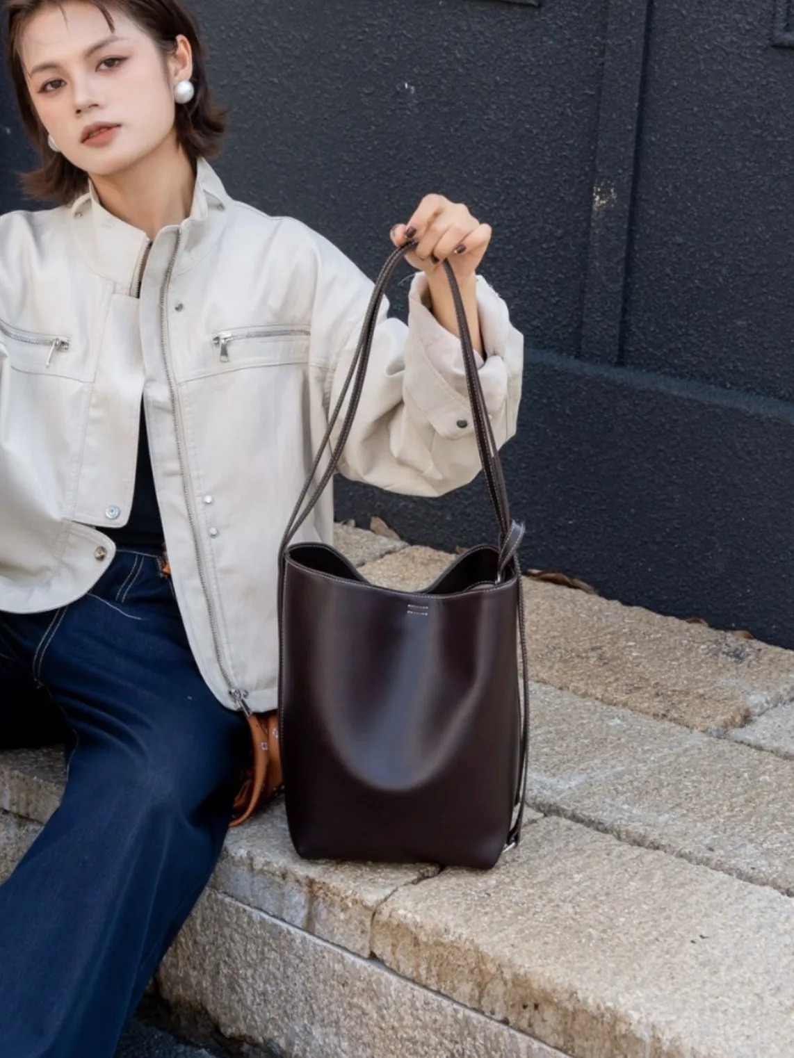 Torba skórzana 3 w 1, konwertowalna. Noszony może być jako plecak, torba na ramię lub torba crossbody. Wszechstronne i niezbędne dla Ciebie FW2025.