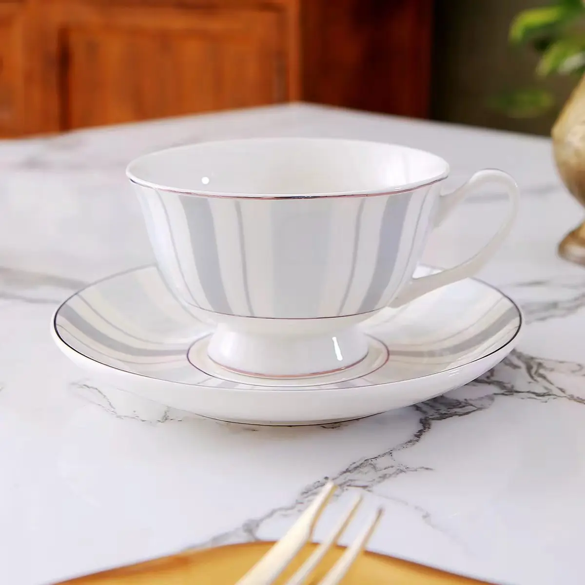 Royal Court Coffee Cup and Saucer Set with Gold-Plated Floral Border, Porcelain Spoon Gift, Afternoon Flower Tea Red Teacup