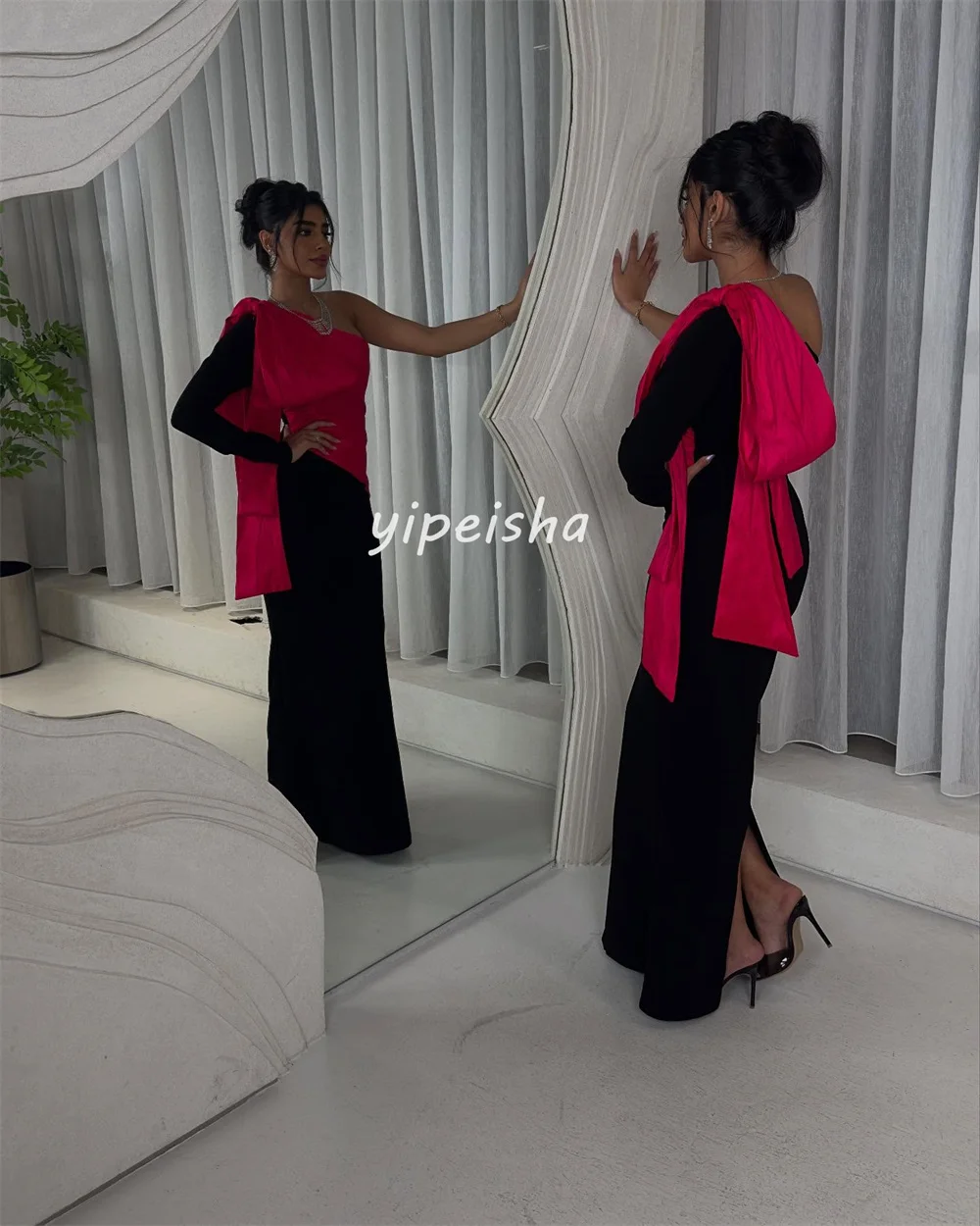 カスタマイズされたセクシーなモダンなスタイルのジャージプリーツリボンシャーリングストレートワンショルダーロングドレスオーダーメイドオケージョンドレスエレガントカジュアル