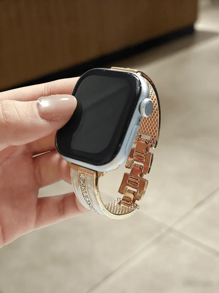 

Металлический браслет с золотистым блеском, совместимый с ремешками Apple Watch, подходит для размеров 38 мм, 40 мм, 41 мм, 42 мм, 44 мм, 45 мм, 49 мм.