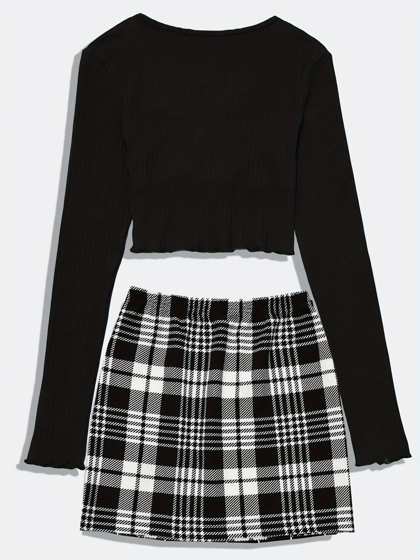 ارتدي تي شيرت قصير برقبة على شكل حرف V مع إحساس تصميم فريد، وقميص نحيف بأكمام طويلة للنساء، وتنورة مربعة باللونين الأسود والأبيض