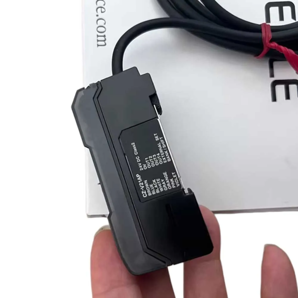 CZ-V21AP KEYENCE New Original PNP output fiber optic color code sensor, large stock, welcome to consult.