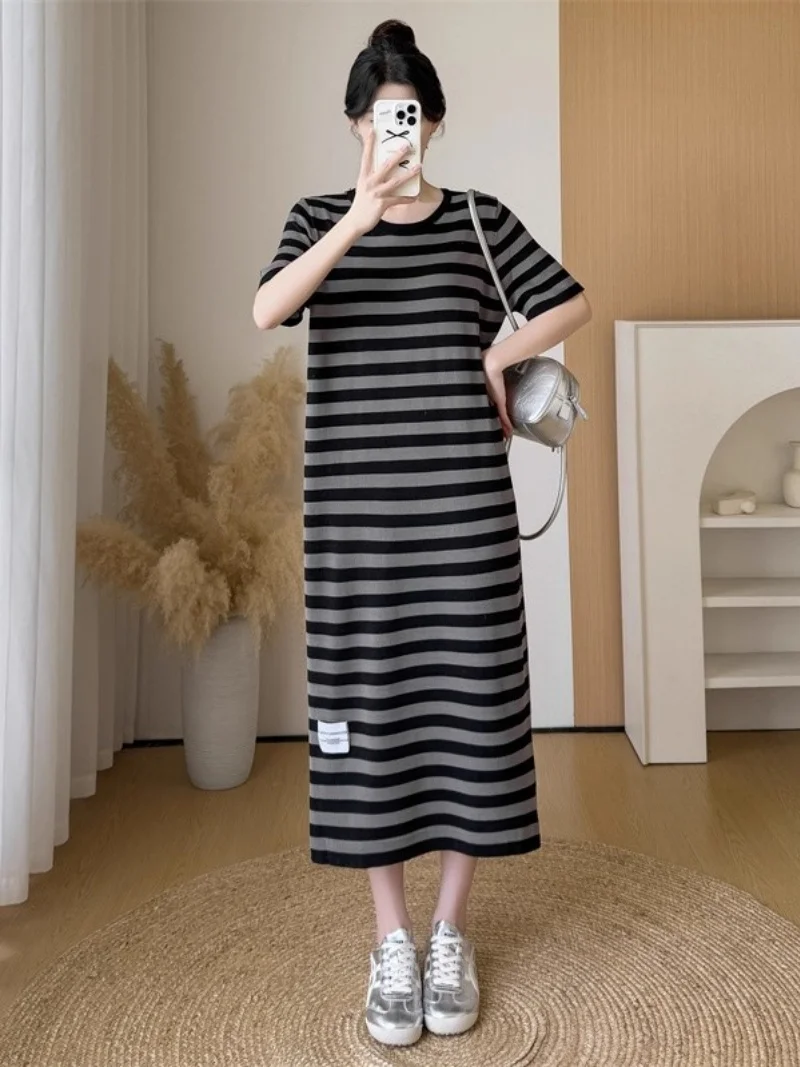 Korte Mouwen Gestreepte Gebreide Jurk Voor Vrouwen Zomer 2025, Mode Nieuwe Luie Stijl Losse Middellange Lengte T-shirt Jurk W510