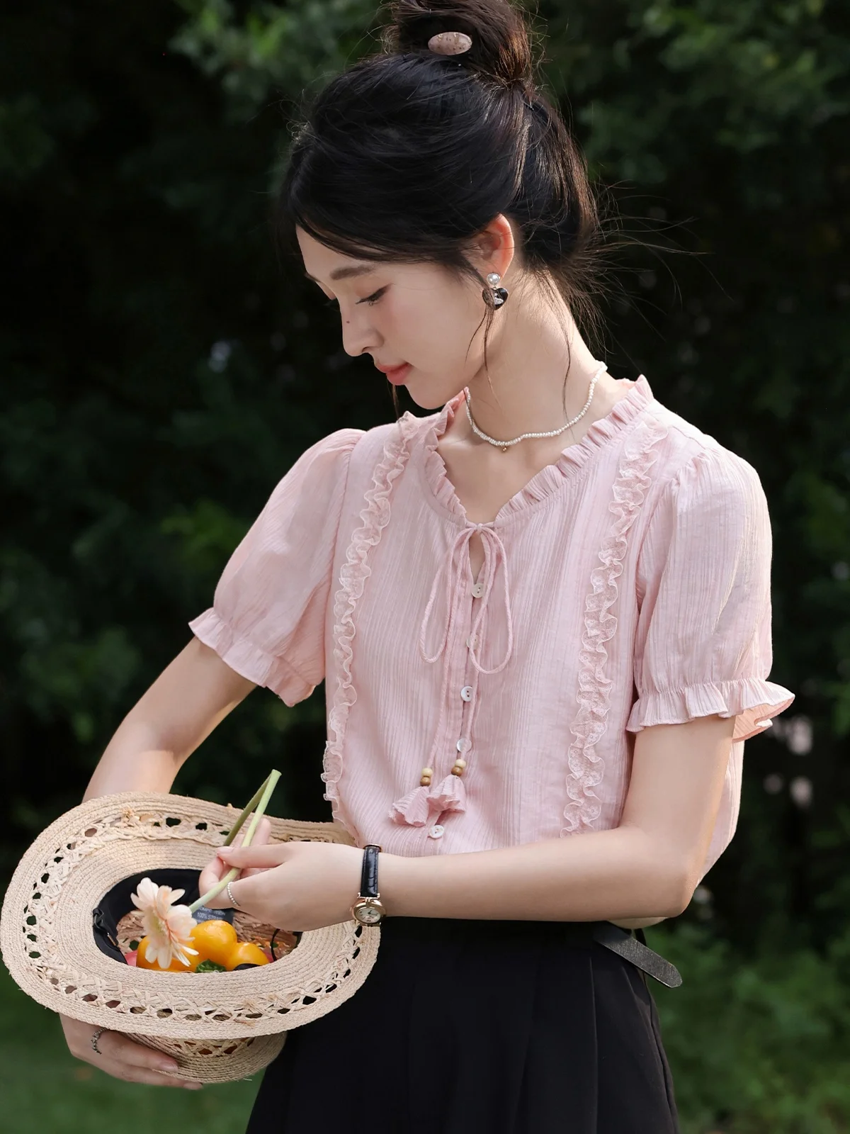 

Свободная розовая футболка для женщин: дышащая, повседневная, с деревянным узором, удобная летняя модель от Deer towards South