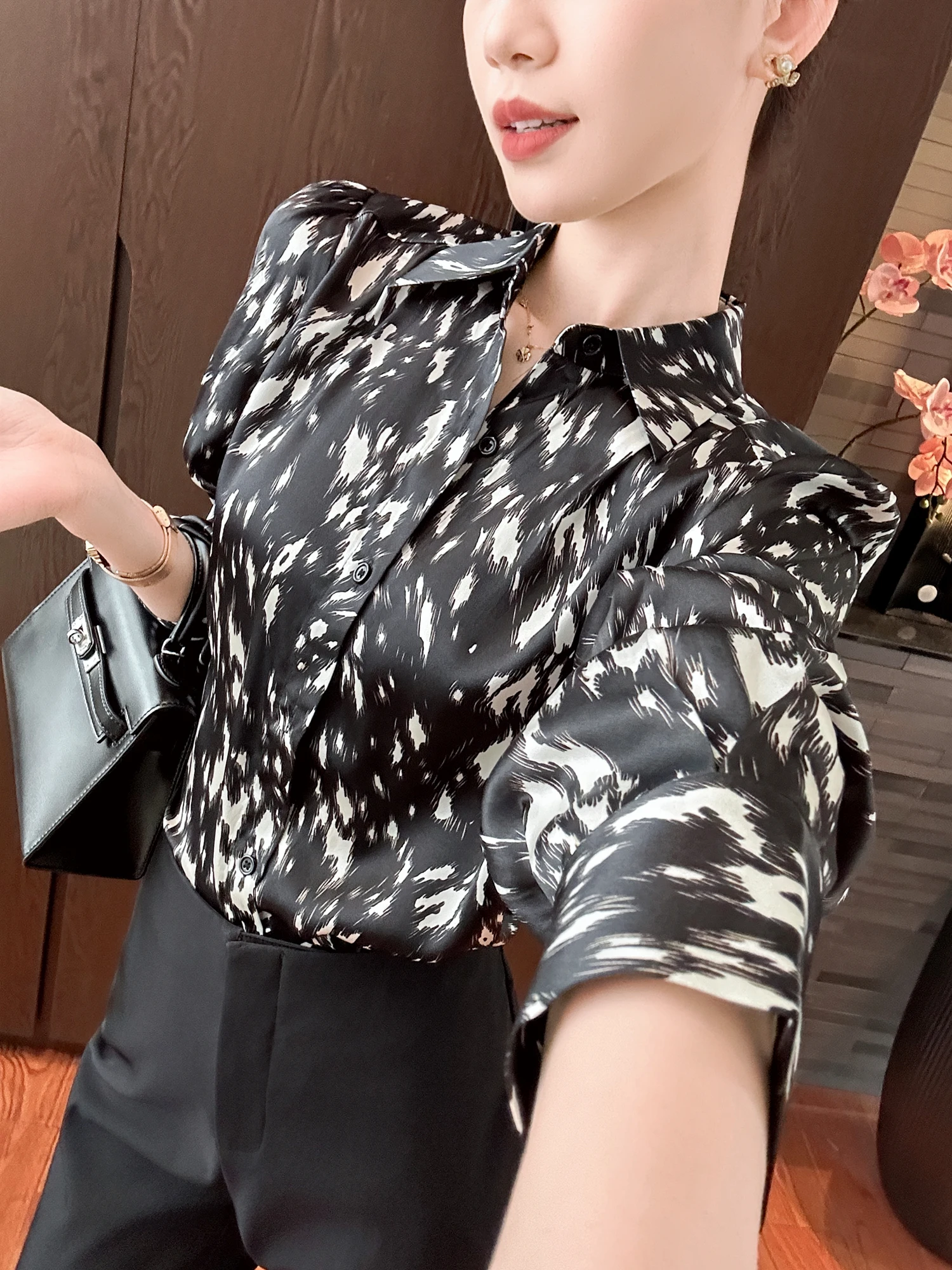 

Ele Bla White Leopard Print Silk Satin Collar irt for Women Spring Season ort Sve Fitted Sle Faionable