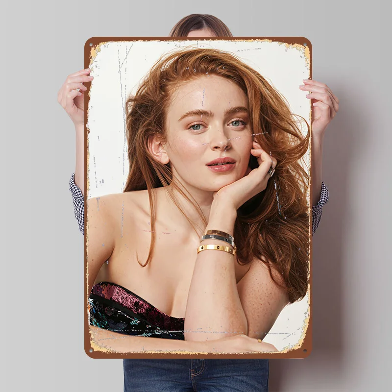 Sadie Sink Porträt mit Schmuck Metallposter Personalisierte Wandkunst Retro Vintage Blechschilder für Männerhöhle Heimdekoration
