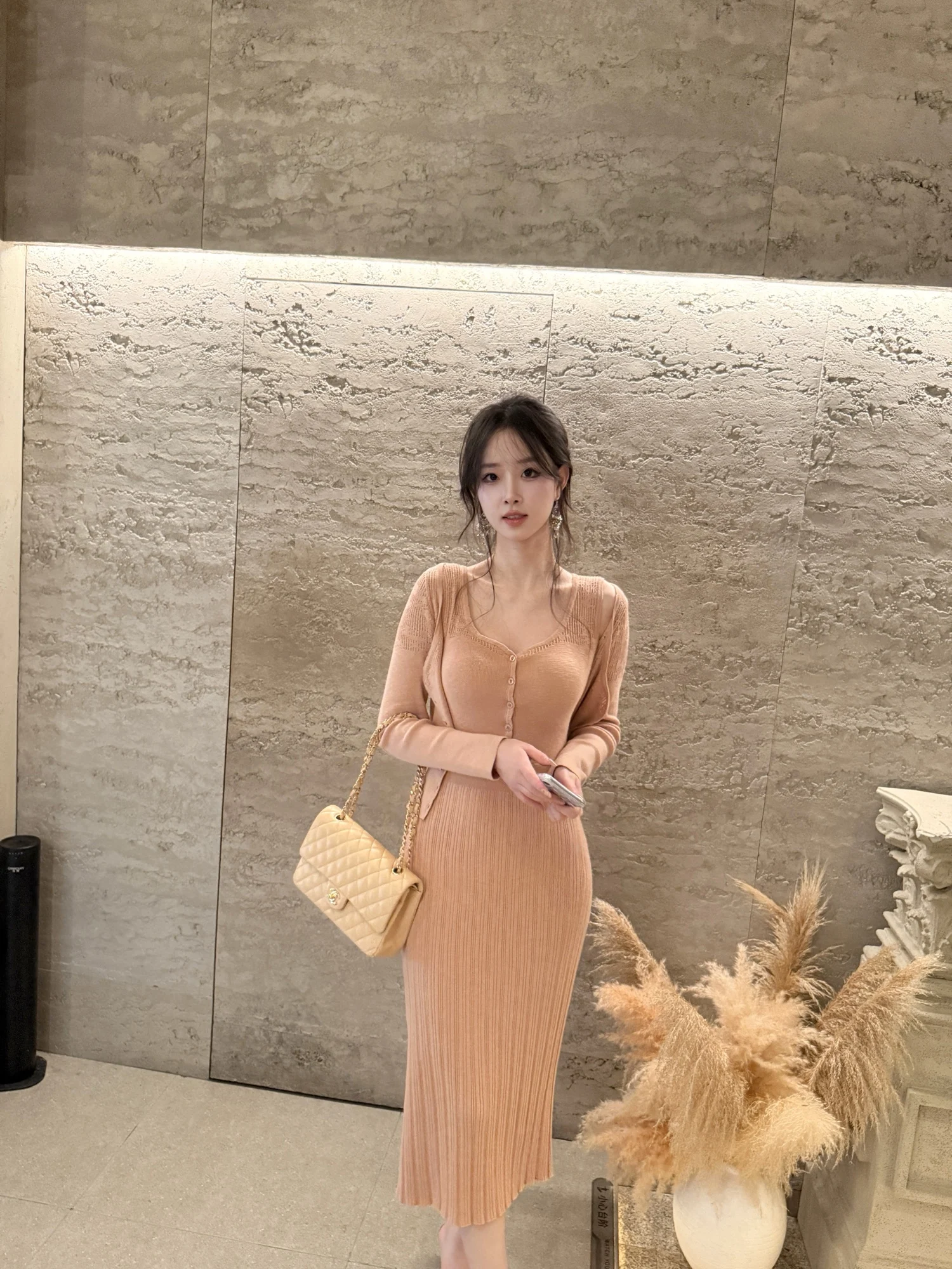 

Элегантное сексуальное трикотажное платье с вырезами, идеальное, простое, но облегающее, подчеркивающее фигуру, мягкое, чувственное, с завышенной талией, из смеси хлопка и нейлона.