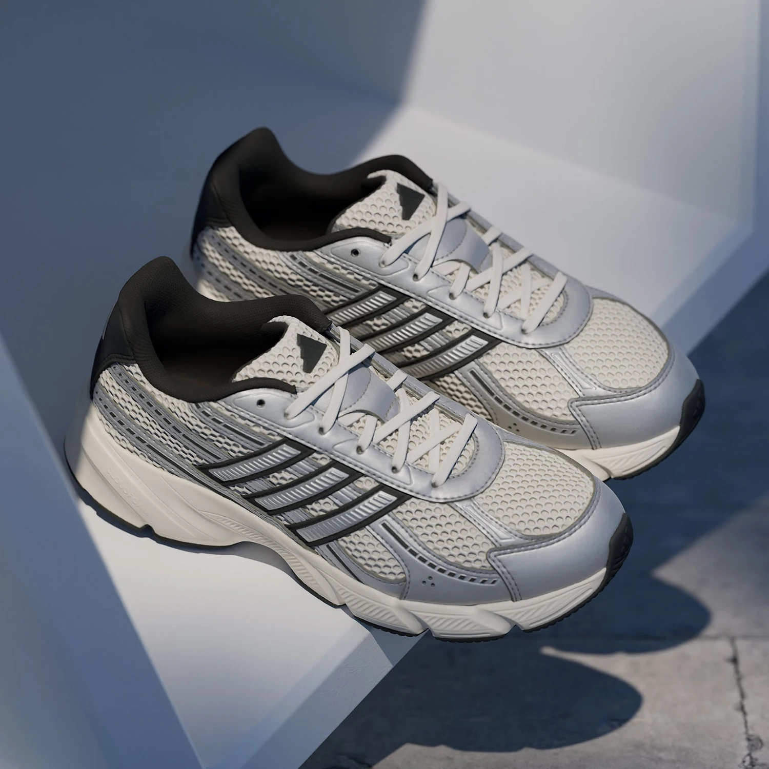 

Adidas genuine women's retro low cut breathable running shoes HQ7289