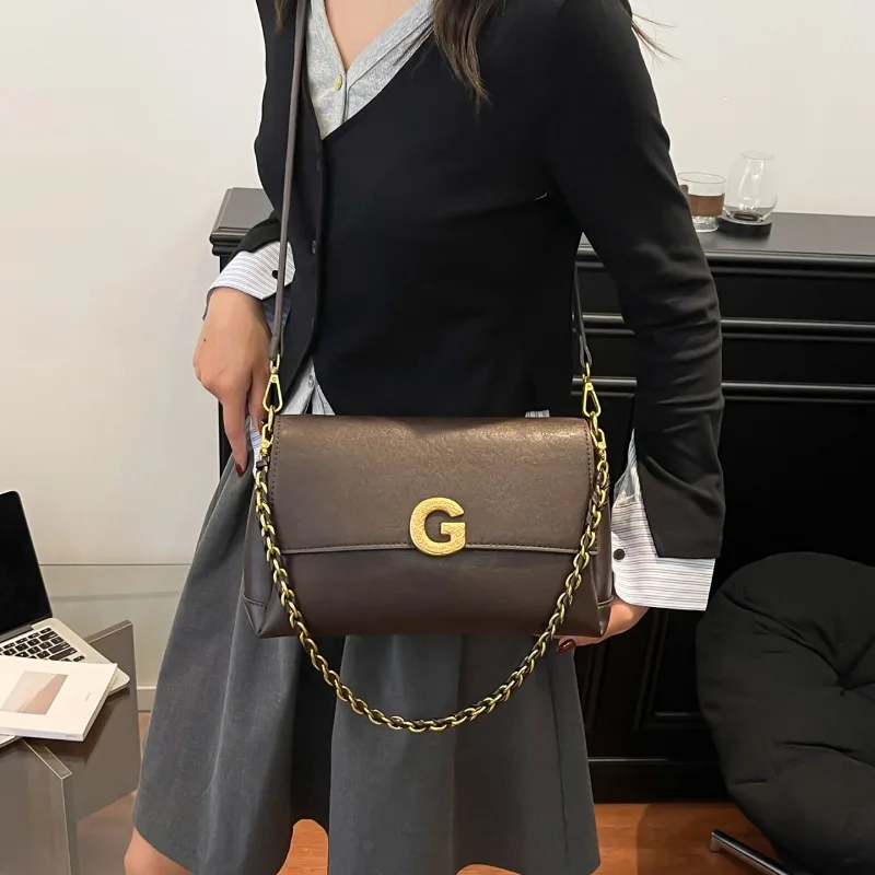 حقيبة يد نسائية متطورة من القماش المخملي مظهر فاخر مع حزام قابل للفصل مثالي للمناسبات الرسمية والسهرات #2