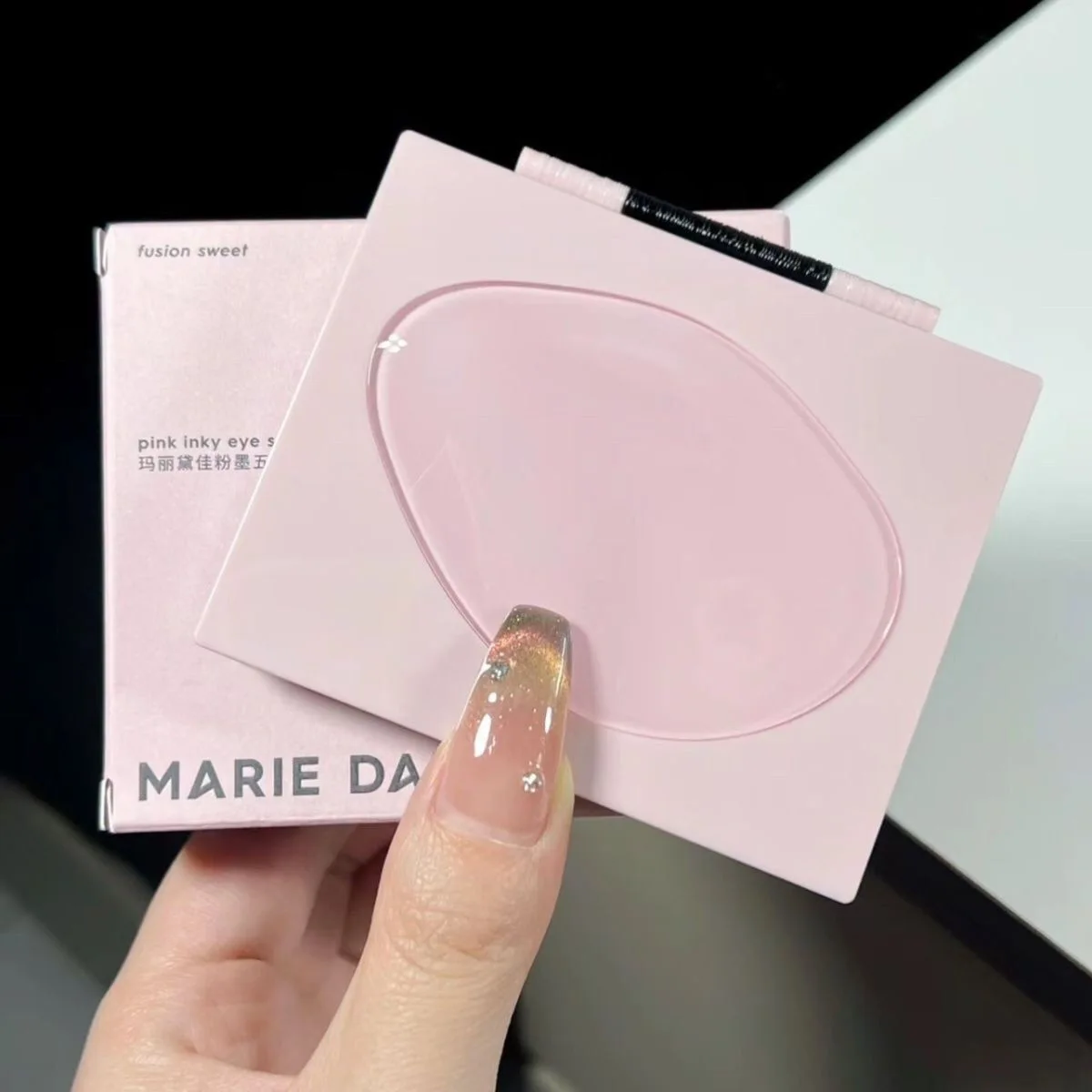 MARIE DALGAR 4-color Eyeshadow Palette Smooth Fine Original Make-up Gentle Daily Makeup Brighten Contouring Cosmetics Beauty