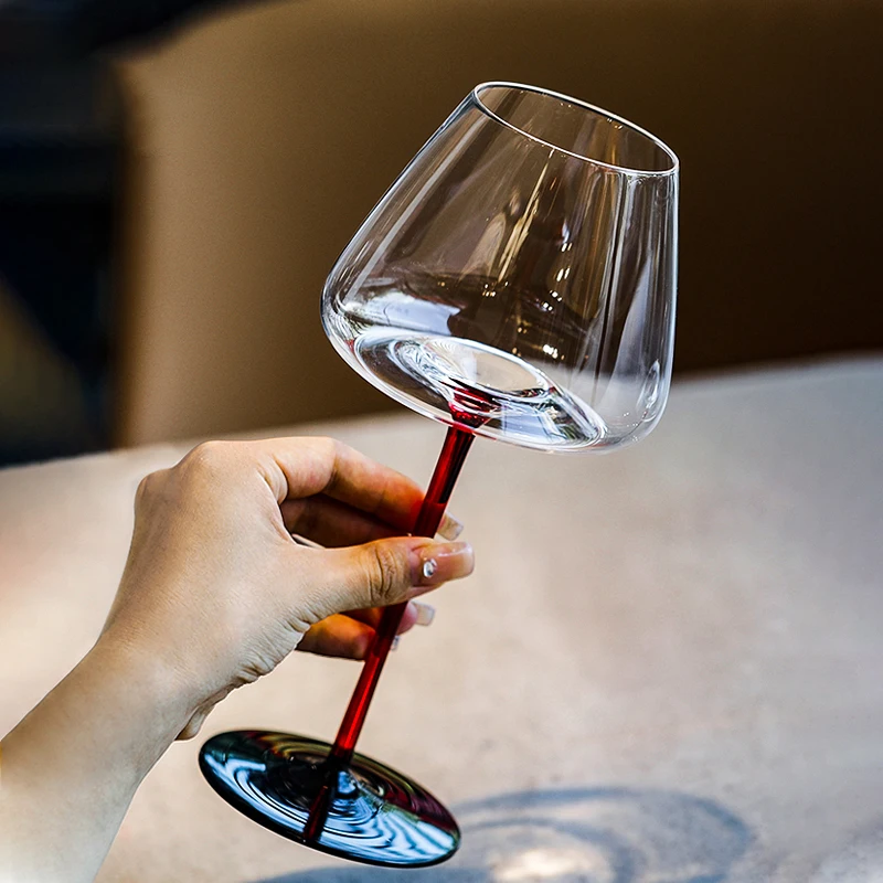 700 ml großes Fassungsvermögen, burgunderrotes Weinglas, schwarze Fliege, roter Stabkristall, hochwertiger Kelch für feines Esszimmer und besondere Anlässe
