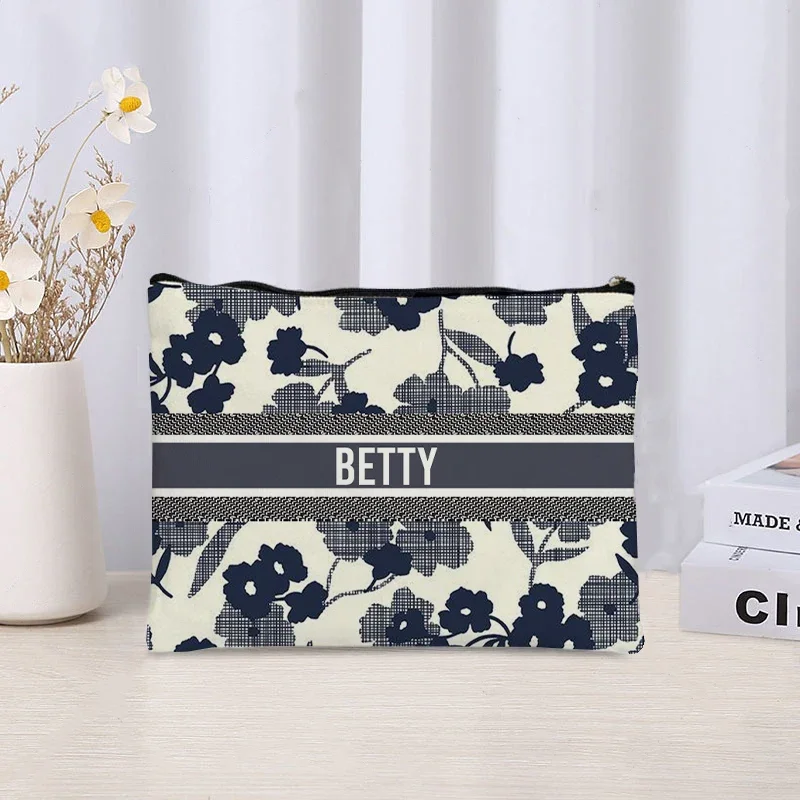 2024 Trendy Floral Name Cosmetic Bag Women Cute Travel Toilet Handbag Luxury Canvas Makeup Side Bag per Ladies Party Gift Purse