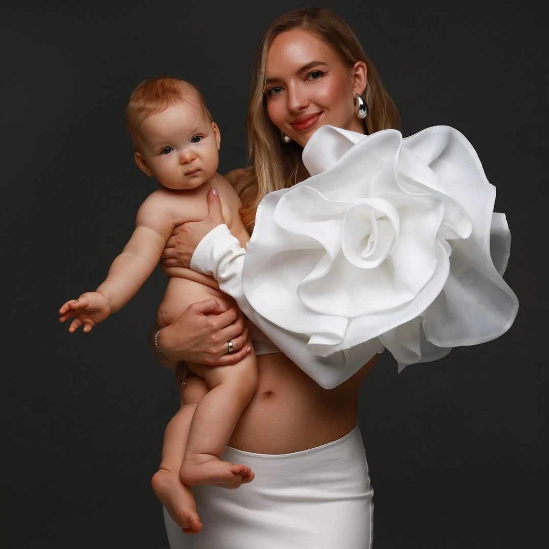 Robe de maternité en satin blanc avec grand motif floral pour femmes enceintes, confortables et élégantes, pour occasions spéciales de grossesse