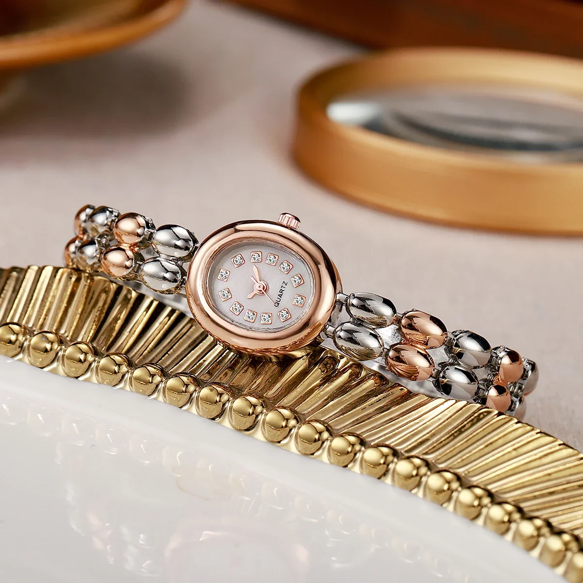 1 buah-jam tangan berbentuk tetesan air retro yang modis, modis dan unik, jam tangan kuarsa modis multi-warna gradasi