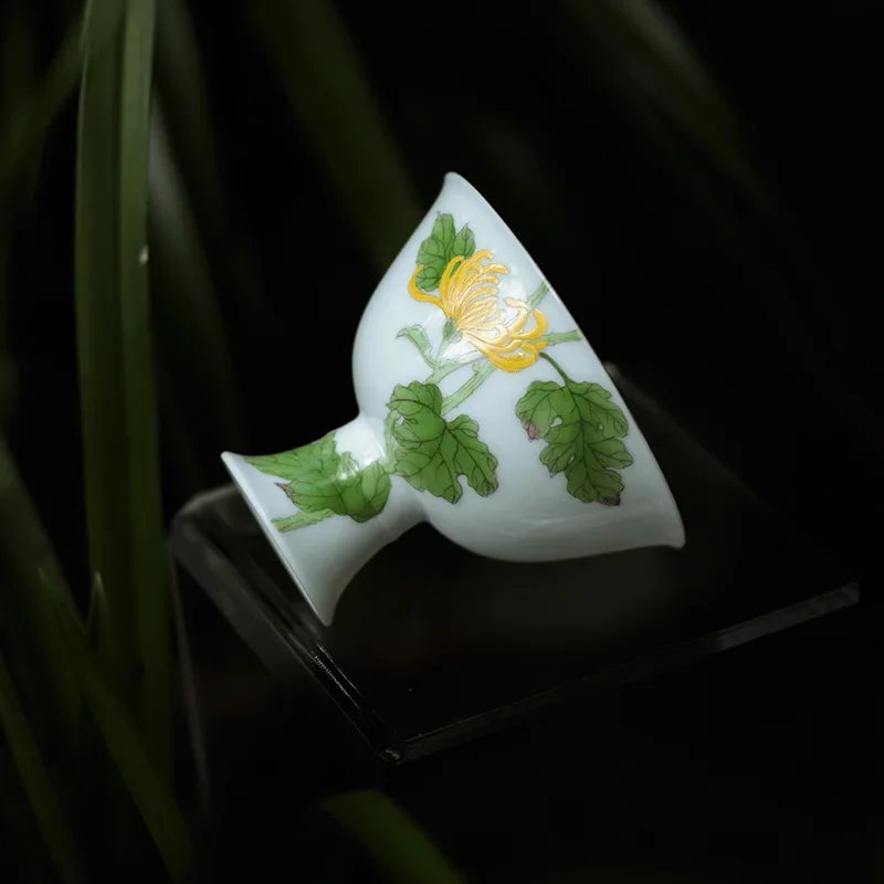 Meticulous hand-painted chrysanthemum, jade mud high-footed wine glass, teacup