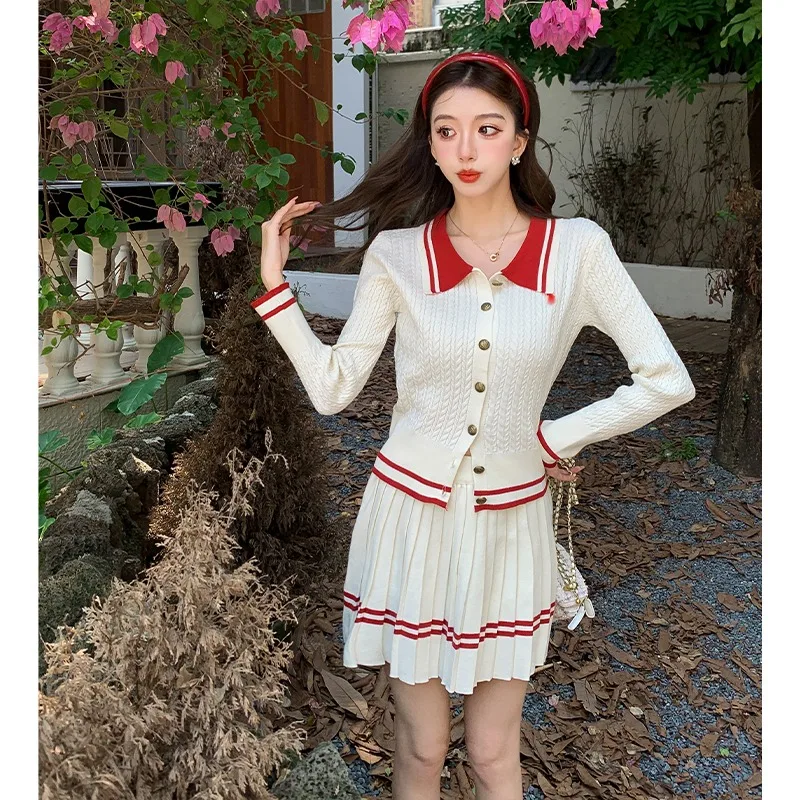 

Осень 2023, новый женский кардиган с воротником-поло контрастного цвета в стиле пэчворк с длинными рукавами + плиссированная трикотажная юбка трапециевидной формы, костюм из двух предметов