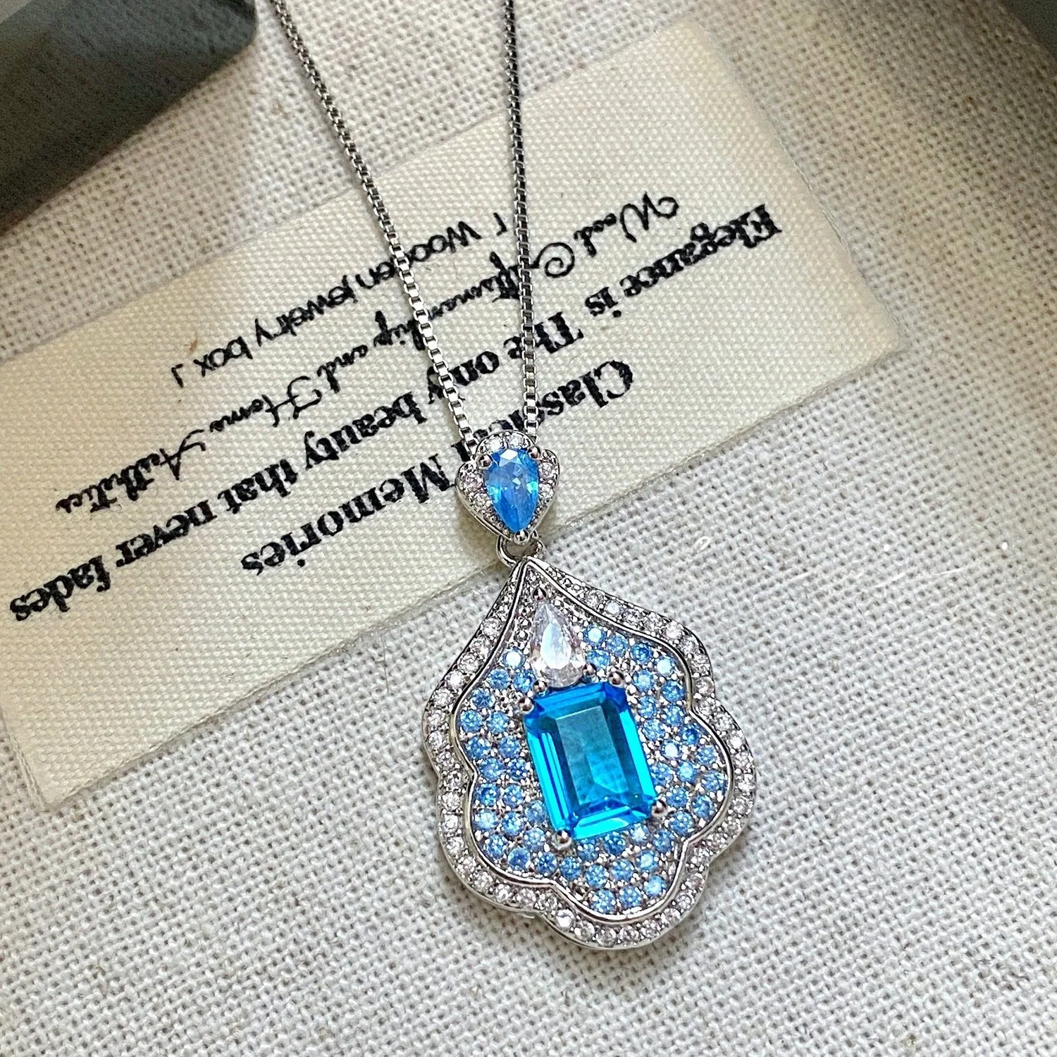 

Подвеска-колье с морским голубым топазом, уникальный модный аксессуар, универсальный материал из сплава, позолоченный, с драгоценным камнем