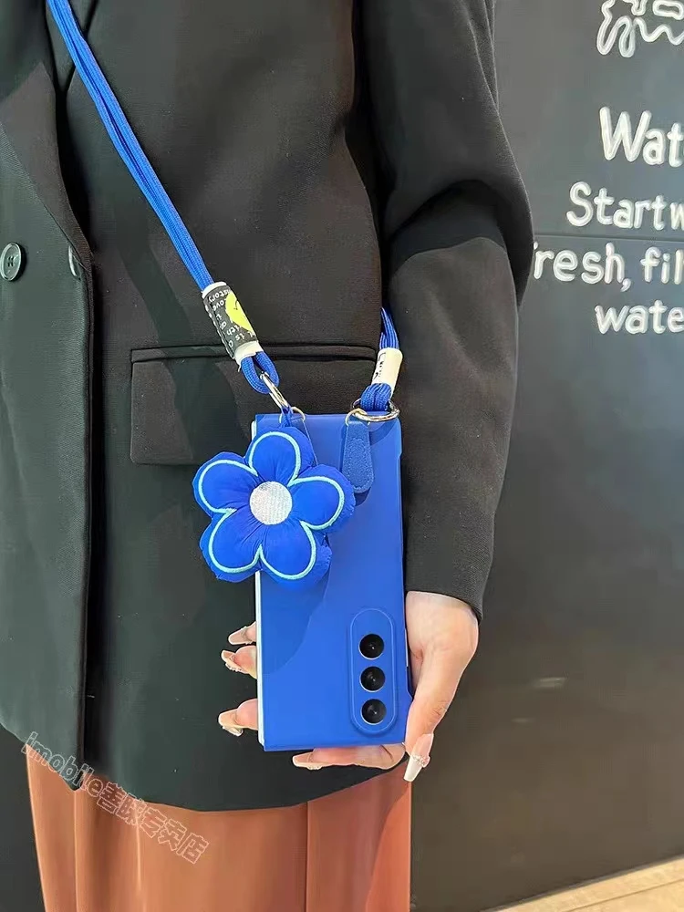 

Fashion Klein Blue Crossbody Flower Pendant Case For Samsung Galaxy ZFold7 Z Fold 6 5 ZFold 4 3 W25 Lanyard Strap Portable Cover