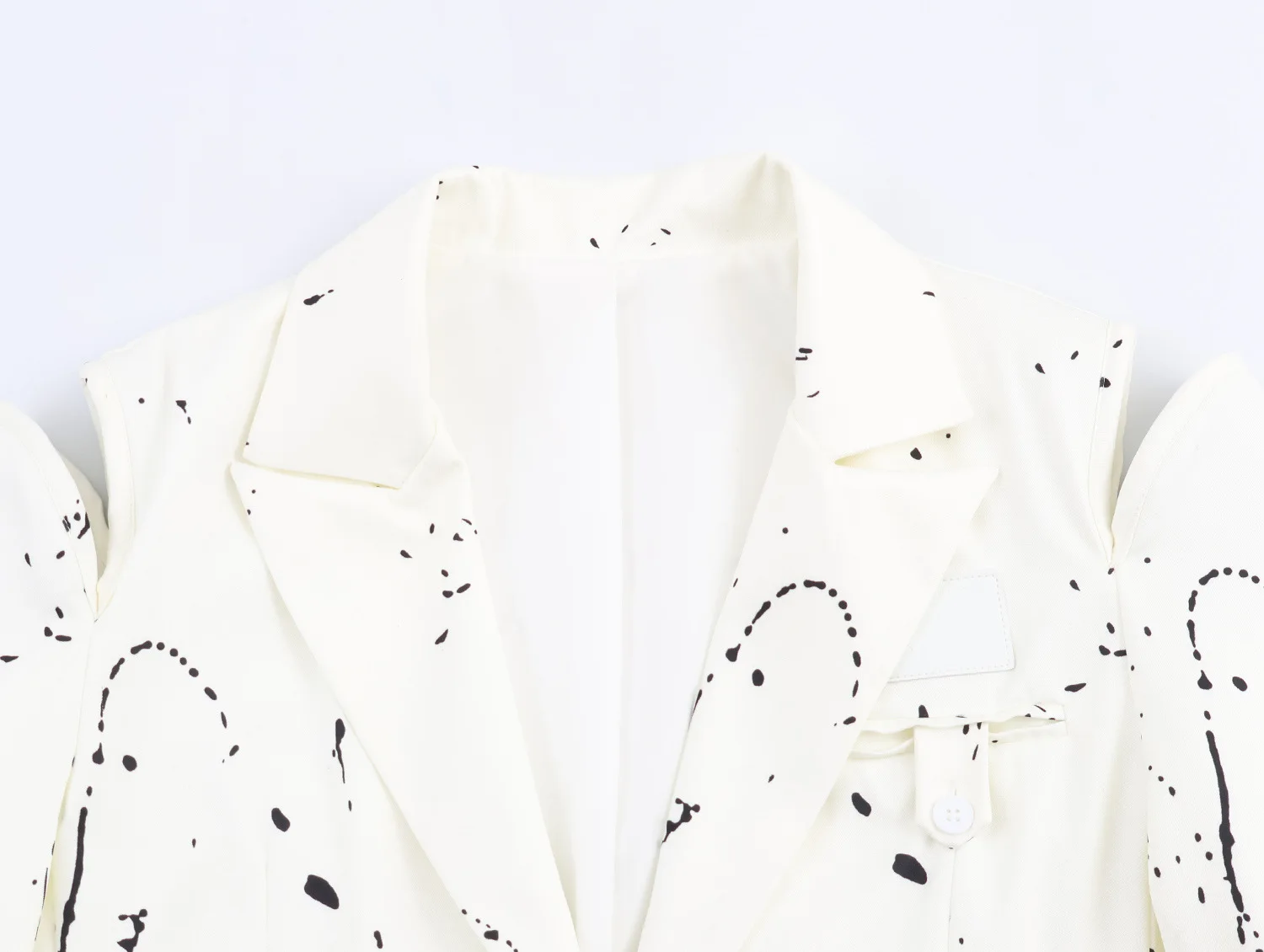 سترة عصرية جديدة لخريف 2025 عبر الحدود أوروبية وأمريكية أنيقة وطية صدر السترة مطبوعة بالحبر مكشوفة الأكتاف