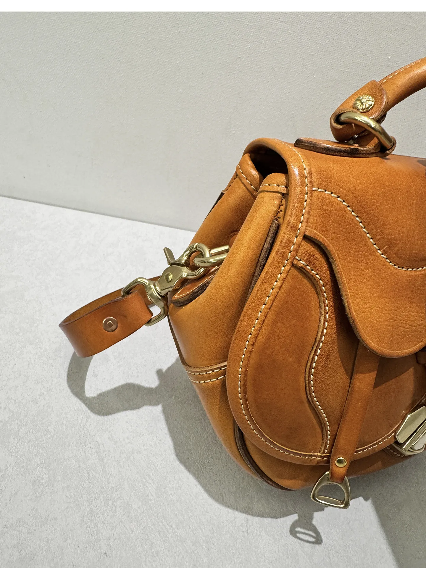 Handgefertigte, hochwertige Damen-Satteltasche aus erstklassigem Rindsleder für den täglichen Gebrauch, luxuriöse Schultertasche aus echtem Leder für Reisen. – Detail 11