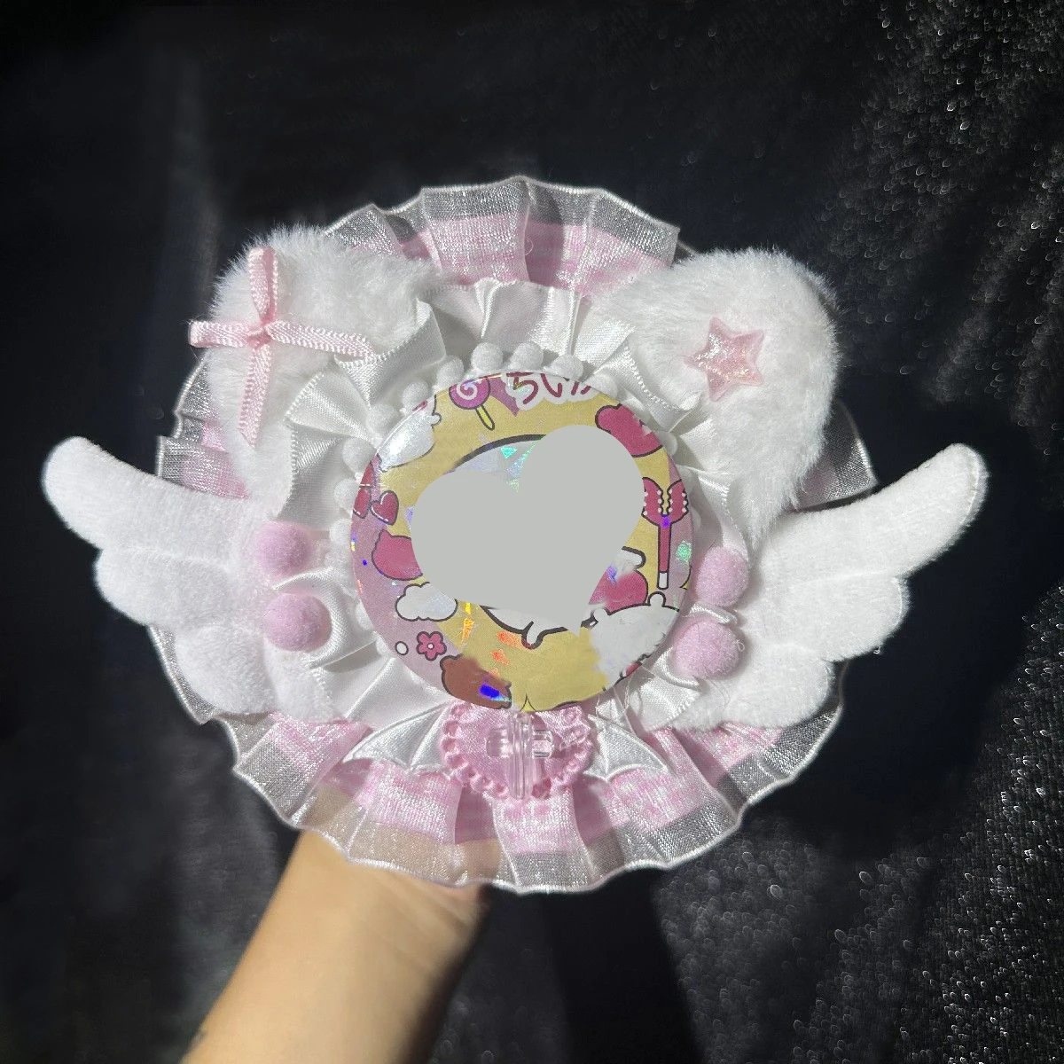 1 Piece Round Badge Display Stand, Angel Plush Wings Handmade DIY Anime Cartoon Game Character Badge Display, Fan Art Decoration for Ita Bags