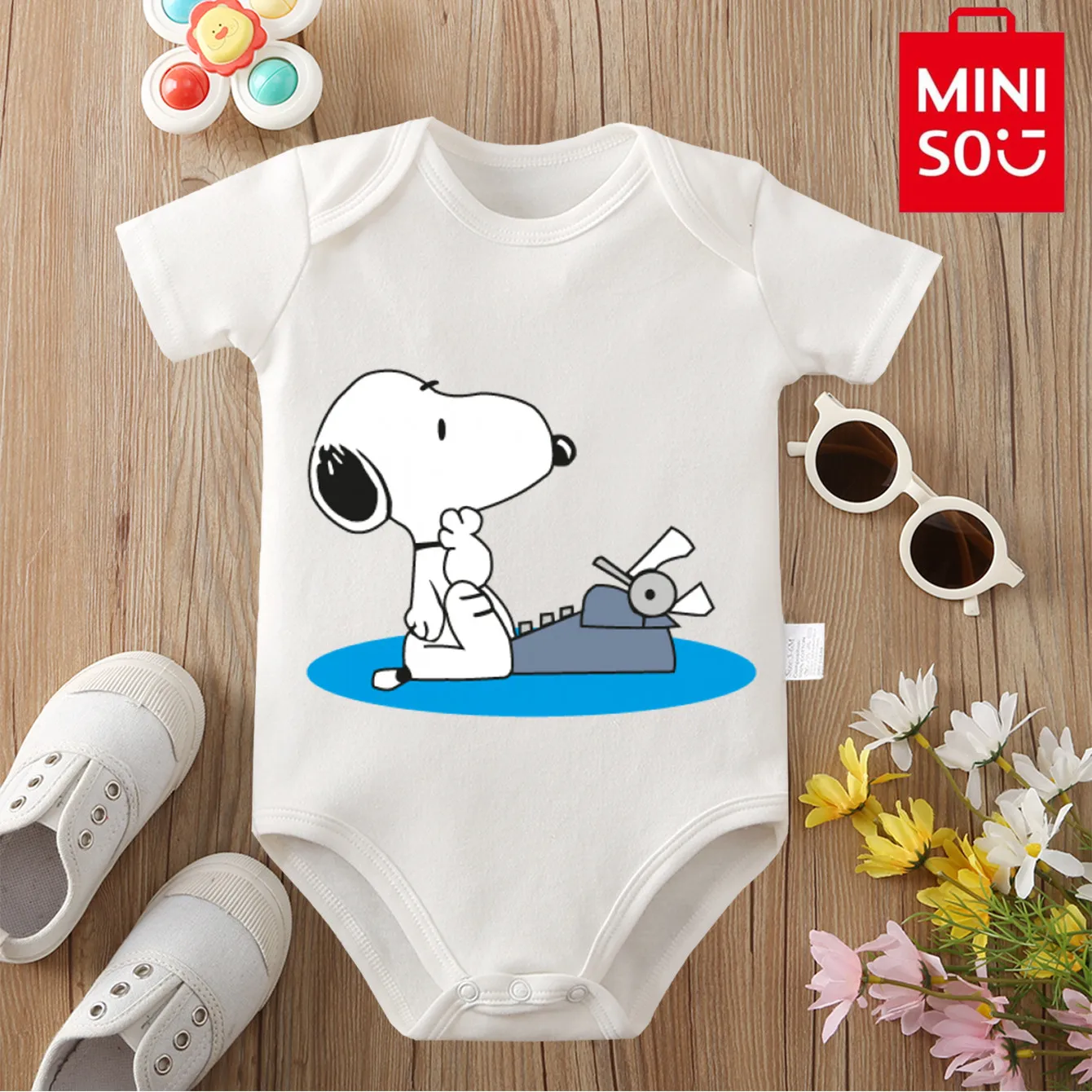 بدلة قفز من القطن 100% MINISO & SNOOPY بدلة قطعة واحدة لطيفة ومطبوعة رائعة للأطفال ملابس مريحة لحديثي الولادة من عمر 0 إلى 12 شهرًا #1