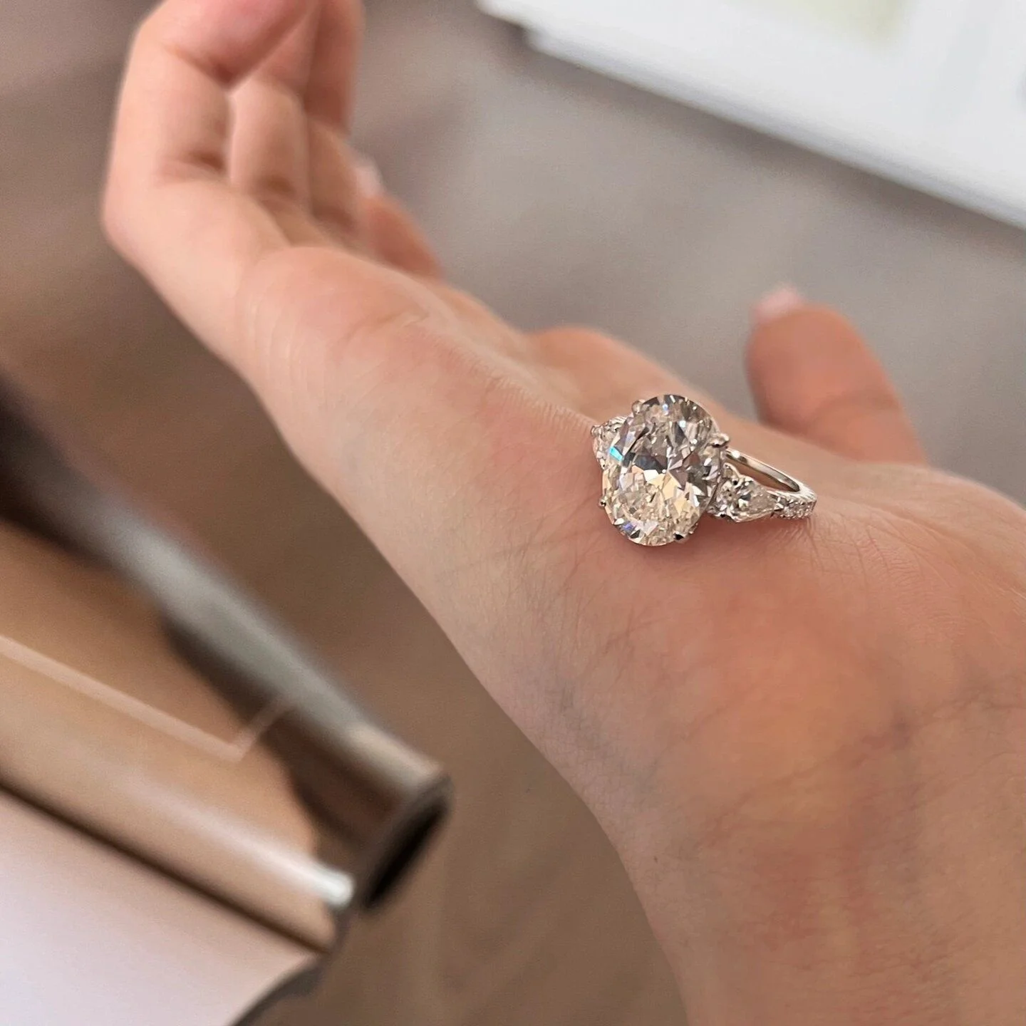 

Glowing Large White Diamond Ring for Women Ele Open Sle Pigeon's Egg Unique Design Faionable Jewelry