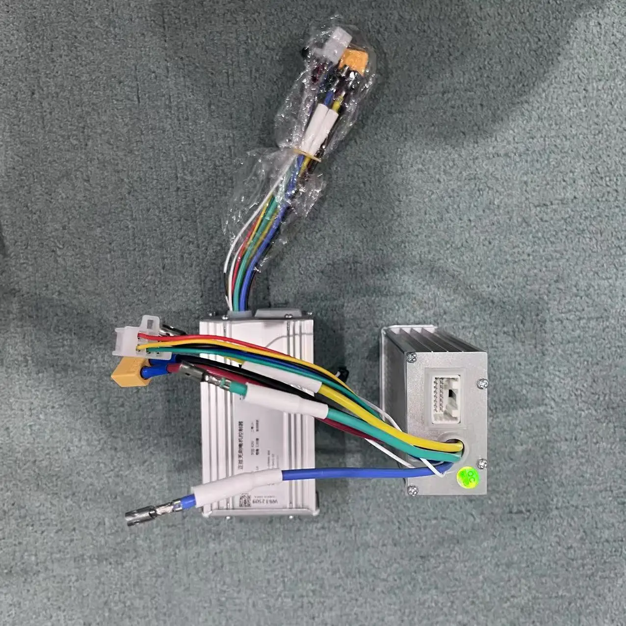 

48 В 25 А 52 В 28 А 60 В 28 А Электрический скутер Скорость Двойной контроллер двигателя Дисплей Дроссельная заслонка для 1200 Вт 2400 Вт 3600 Вт 5000 Вт 5600 Вт Sooter