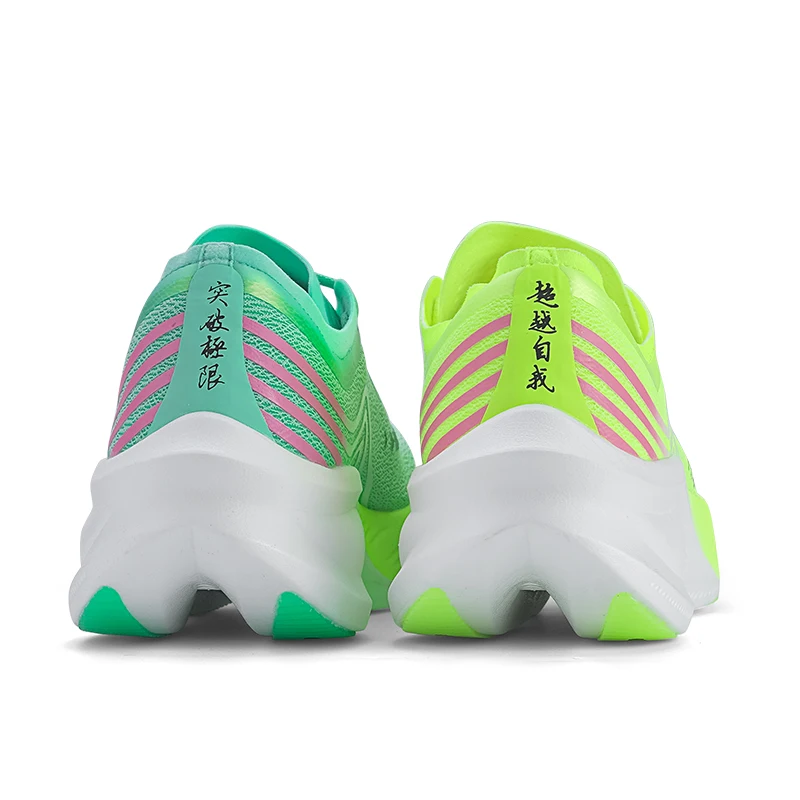 รองเท้าวิ่งมาราธอนสำหรับผู้ชาย รุ่น IRUNSVAN 025 ผลิตจากไนลอนและคาร์บอน แผ่นรองรับแรงกระแทก ให้ความมั่นคงและรองรับการแข่งขัน