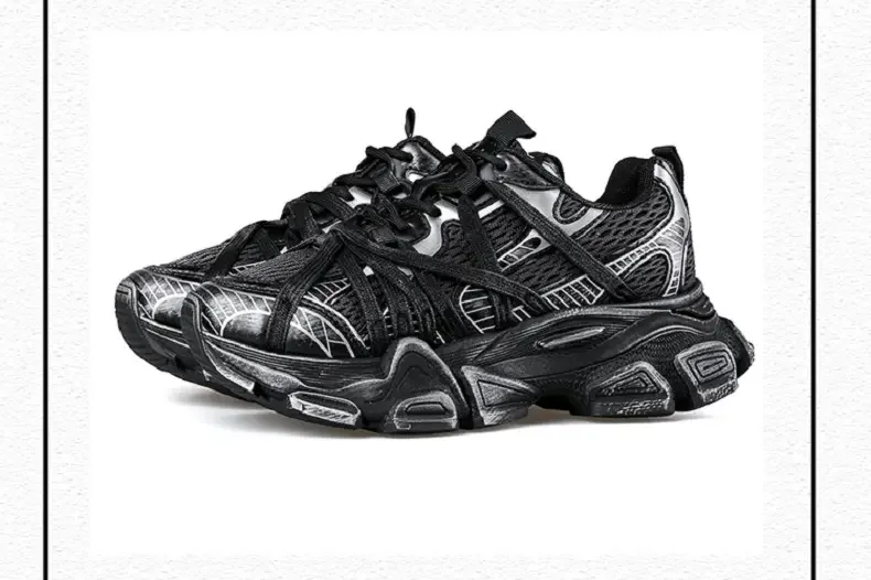 

Мужские доски для обуви старые, грязные, на толстой подошве и увеличивающие рост туфли для папы, модная и модная обувь.