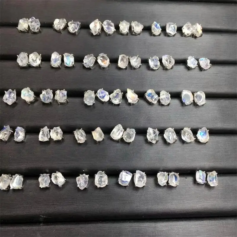 

Женские серьги-гвоздики из серебра 925 пробы с натуральным мадагаскарским лунным камнем