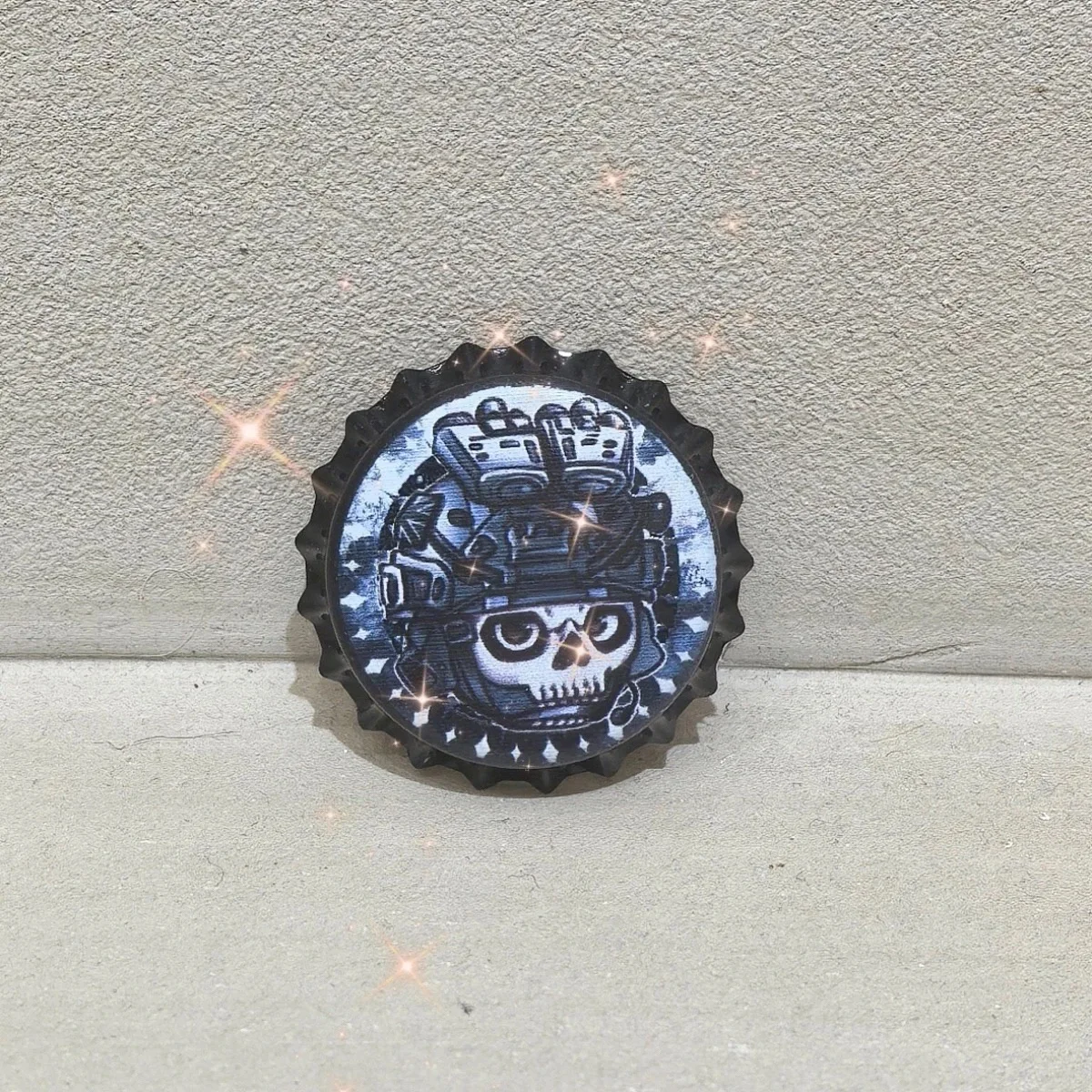 La mercancía de cosplay del juego Call of Duty de bacalao presenta cinco insignias de tapa de botella del tesoro