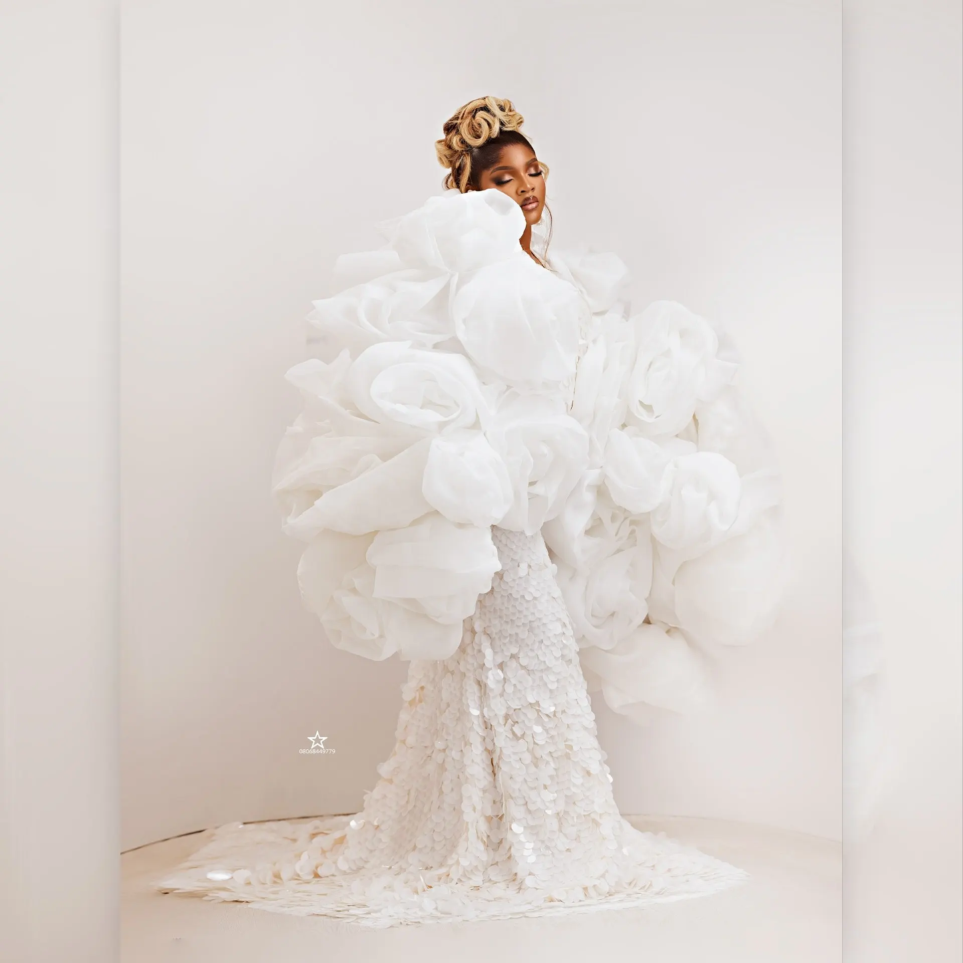 

White Organza Sculptural Cape Coat with Voluminous Petal‑Ruffle Design, Floor‑Length Avant‑Garde Wedding Outerwear – 2025 New