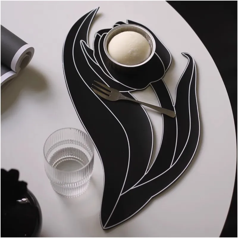 Juego de manteles individuales y posavasos de PU de tulipán negro Original, accesorios de comedor impermeables y resistentes al aceite, decoración de cocina elegante