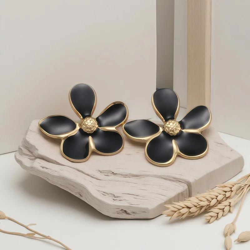 Stainless steel five-leaf flower oil-dripping ear studs are golden, fashionable and elegant ear jewelry for women, as well as we