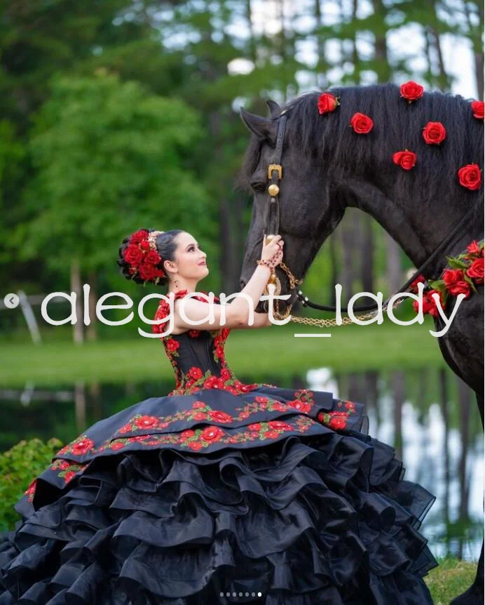 Vestido de quinceañera gótico con hombros descubiertos, bordado Floral, volantes, corsé con cordones, negro