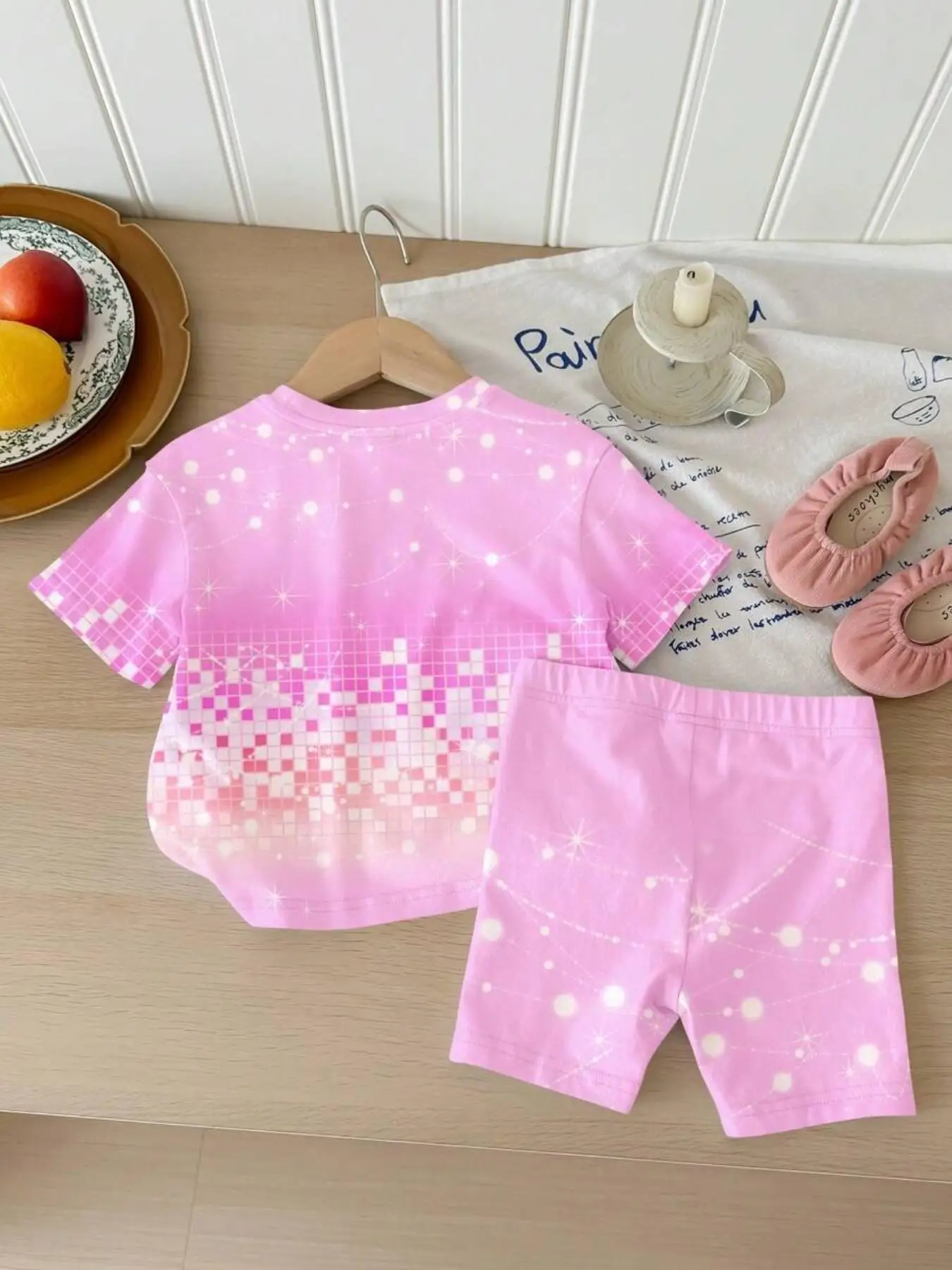 Girls' Pink Short-Sleeve & Shorts Set Featuring an Allover Print of Sparkling Hearts, Stars, and Korean-Style Cartoons—A Sweet,