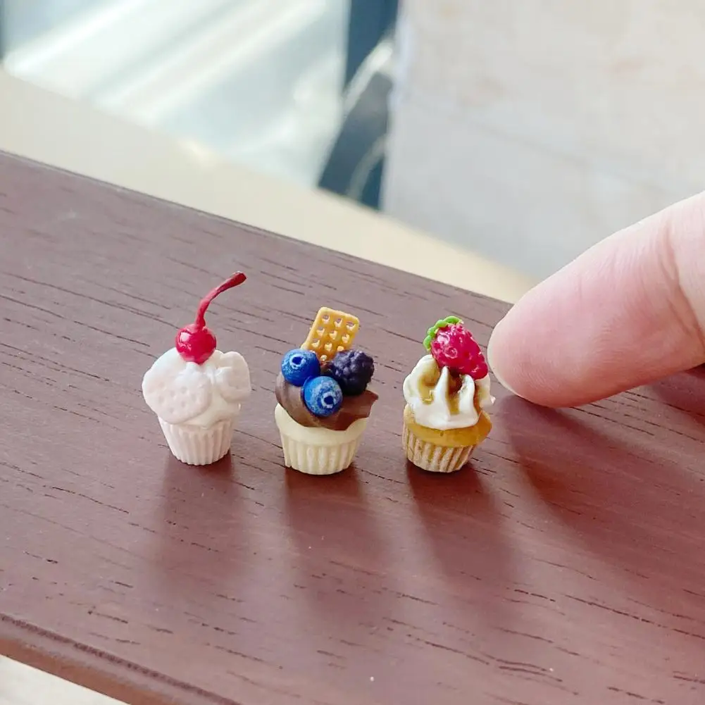 Modello realistico di cupcake Modello di cupcake in miniatura Accessori di frutta per la decorazione della casa delle bambole Simulazione di dessert in argilla