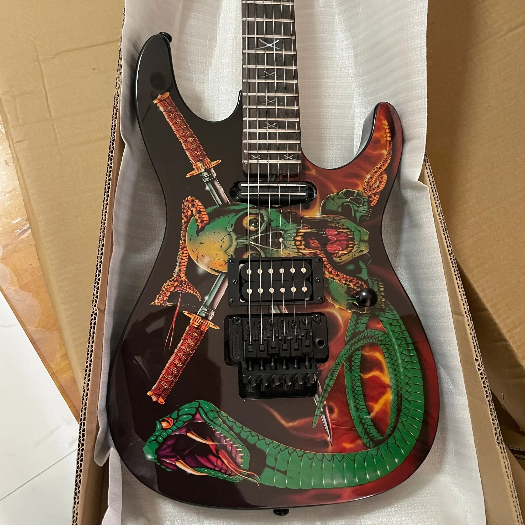 39 Inch Green Snake Painted Graphic Electric Guitar Maple Neck Mahogany Body SH Pickup Professional Rock Music Free Shipping