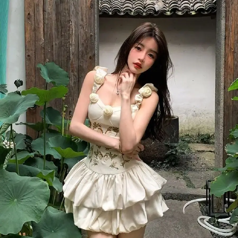 

French Three-Dimensional Flower Suspender Dress Women Summer New Niche Design Feel Slimming Short Fluffy Skirt