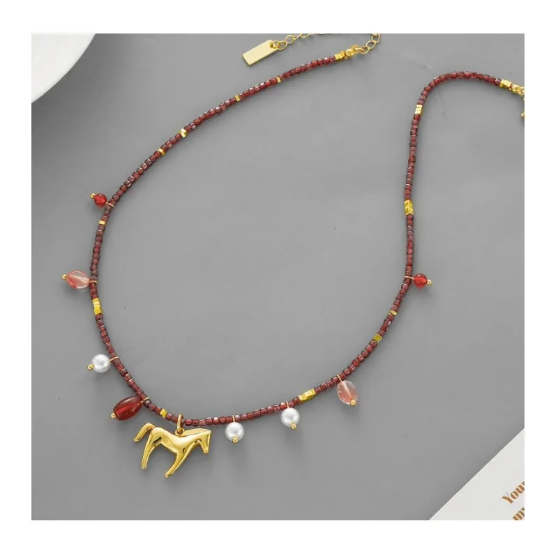 

New Year's Yingsui Saddle Rhyme Series Pony Necklace Comes and Goes, Red Garnet Pony Pearl Clavicle Chain