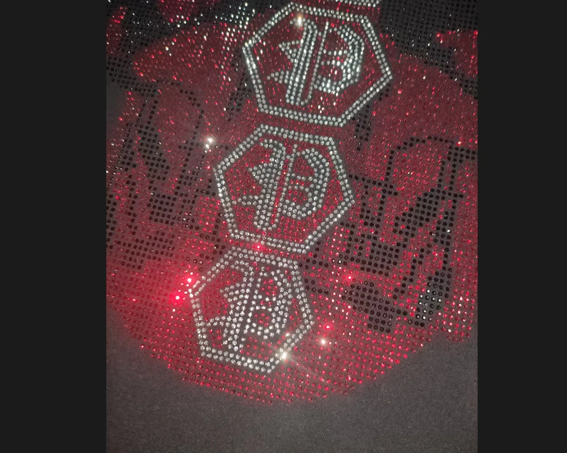 Modne męskie swetry markowe, zdobione błyszczącymi dżetami, designerskie swetry męskie, wygodne i stylowe dla współczesnych dżentelmenów.