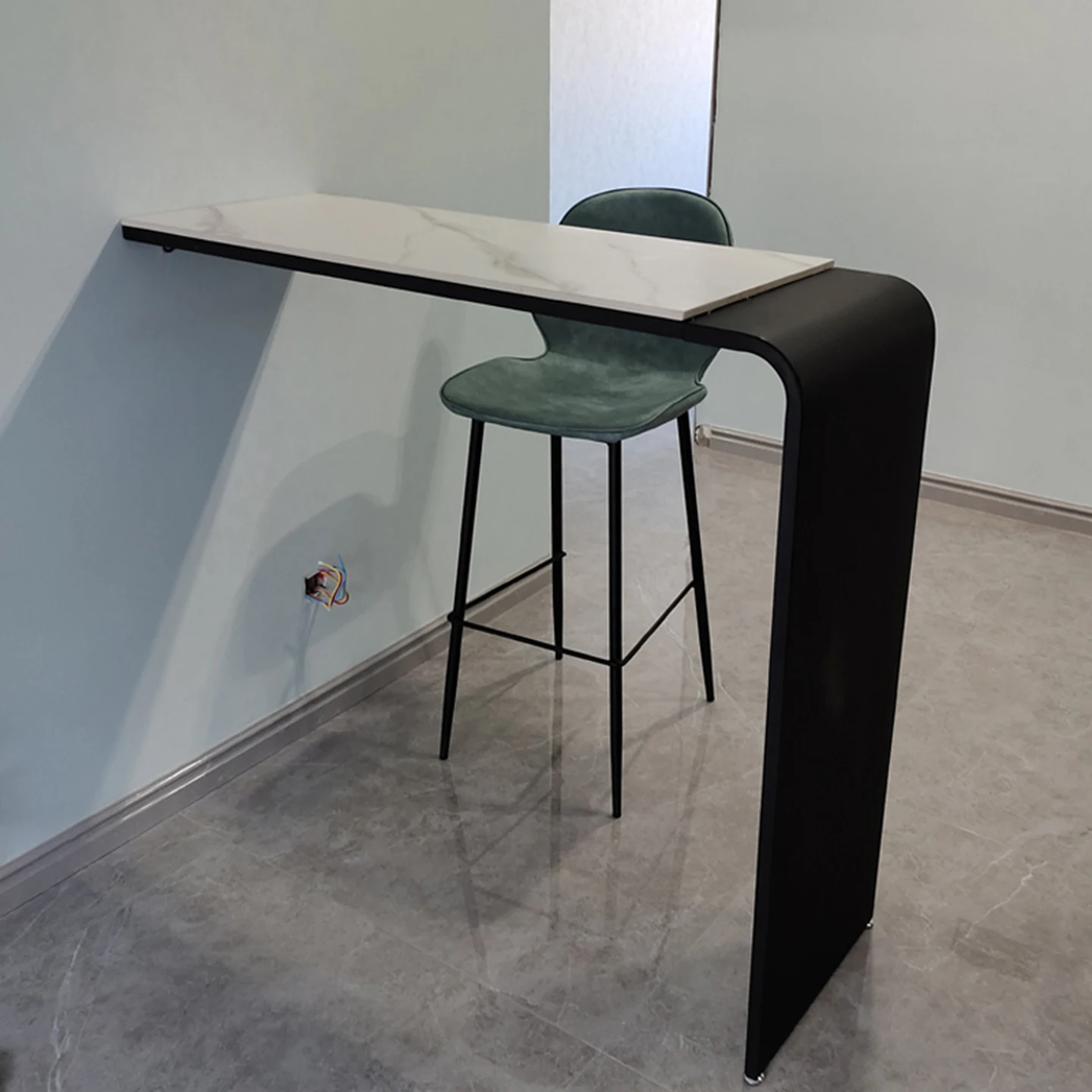 Moderno laje de rocha varanda casual pequena mesa de bar doméstico, sala de estar em forma de l parede barra divisória janela alta mesa e cadeiras