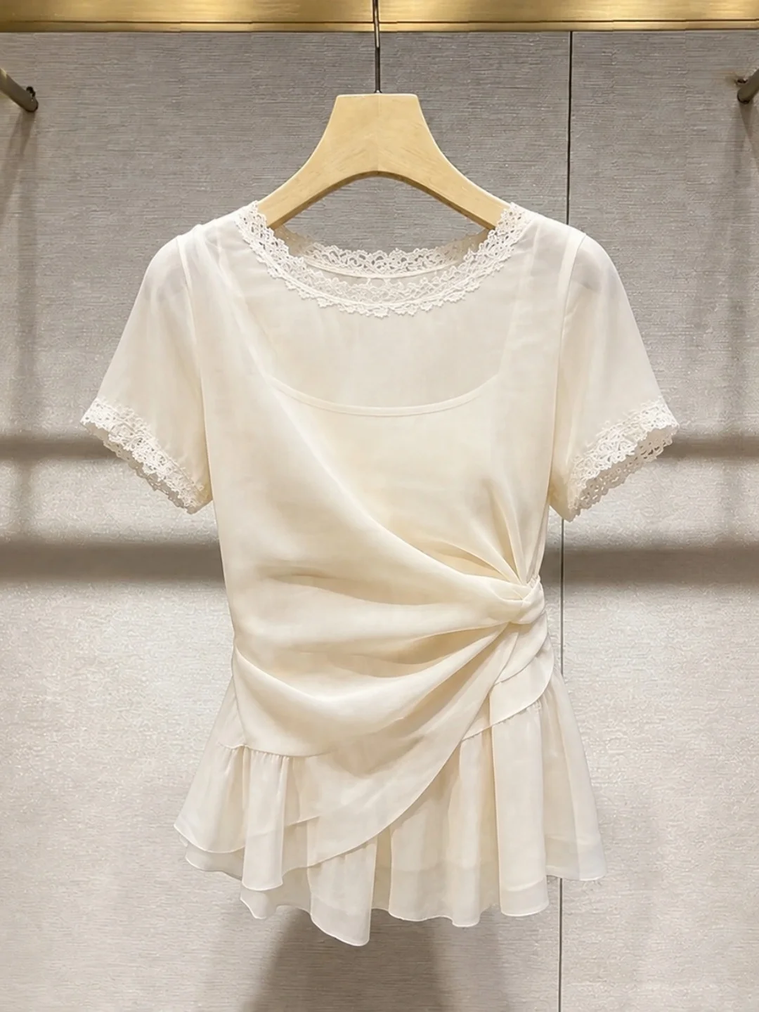 

Gentle Wind Lace Splicing Short Sleeve T-Shirt Slimming Waist Design Summer Trendy Versatile Women's Silk Top round Neck