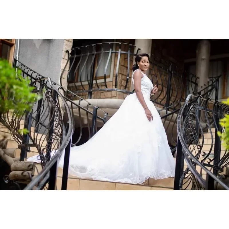 Abito da sposa con scollo a cuore e abito da sposa con applicazioni di strascico in pizzo bianco personalizzato su misura