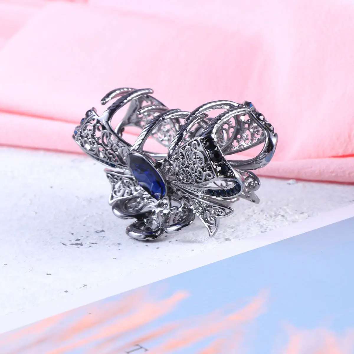 

Crystal Hair Claw Clips Alloy Jaw Clamps for Women Girls Thick Hair Styling Non-Slip Smooth Bottom Teeth Design Uv