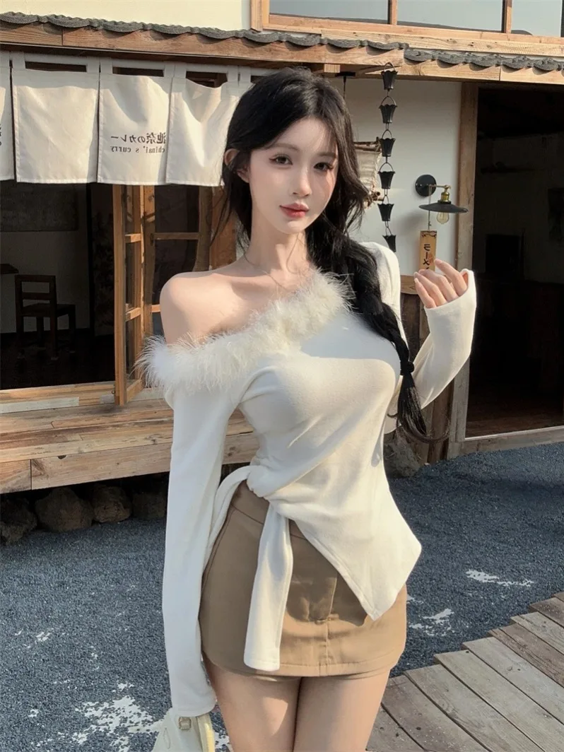 เสื้อยืดผู้หญิงทรงเข้ารูป แขนยาว ลายมัดย้อมแบบอสมมาตร โชว์ไหล่ ดีไซน์ใหม่สำหรับฤดูใบไม้ร่วงและฤดูหนาว แต่งขนเฟอร์