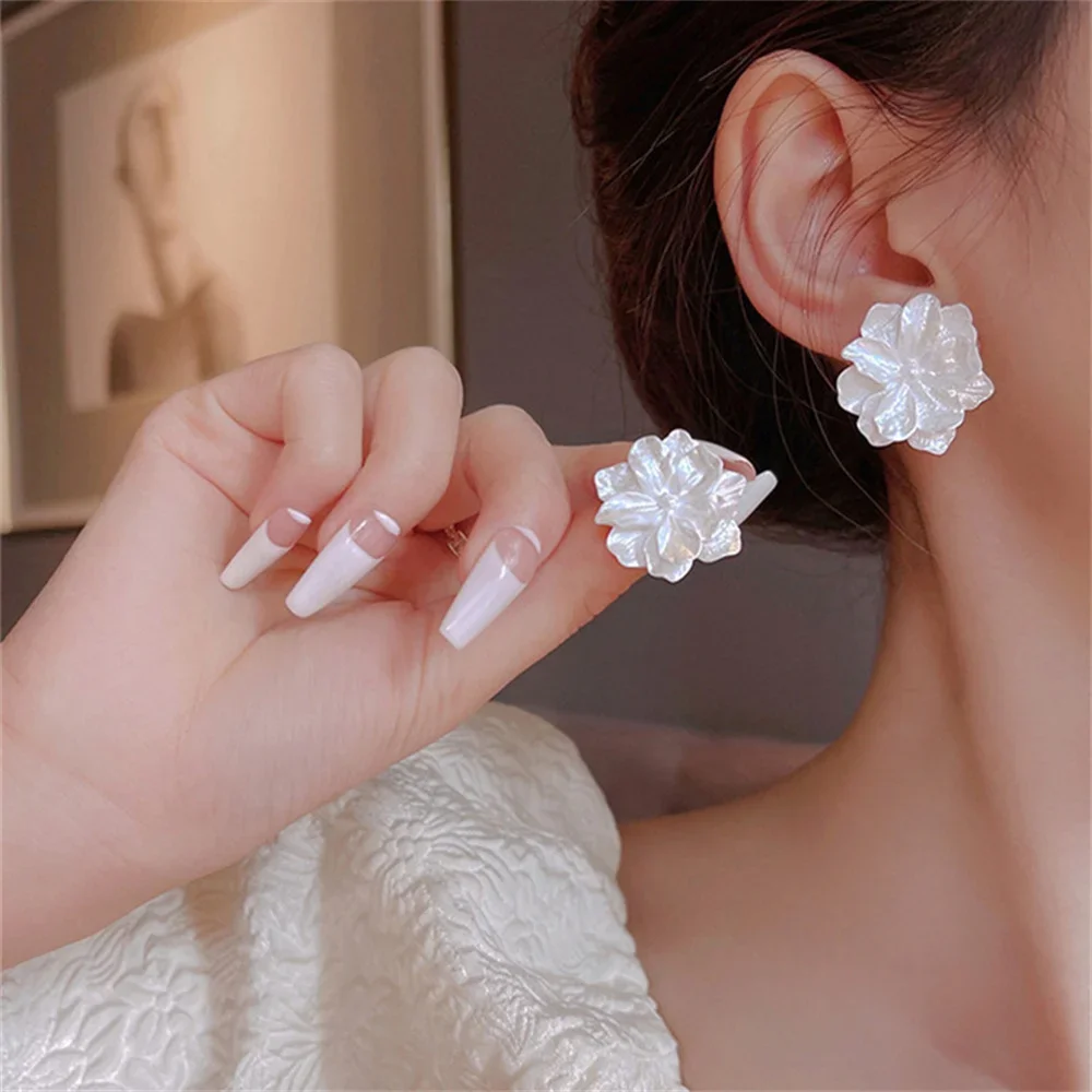 FSUNION 2025 New Big White Flowers Stud Earrings for Women Personality Unique Design Fashion Jewelry Party Birthday Gifts